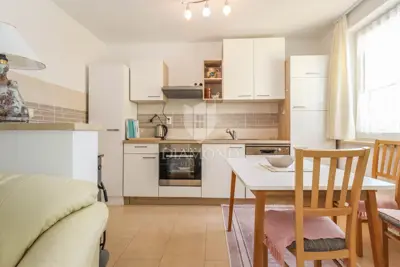 Kuća 207 m², Fažana - 3 stana i blizu mora