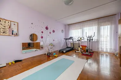 Haus 240 m², Črnomerec - Višnjica, drei Etagen und Grundstück - 10