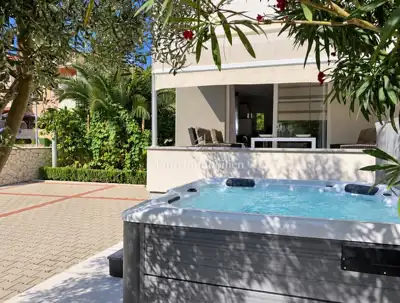 Dvoetažni stan 65 m², Novalja - vrt i jacuzzi