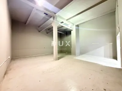 RIJEKA, CENTAR – poslovni prostor 174m², skladište u prizemlju i parki - 8