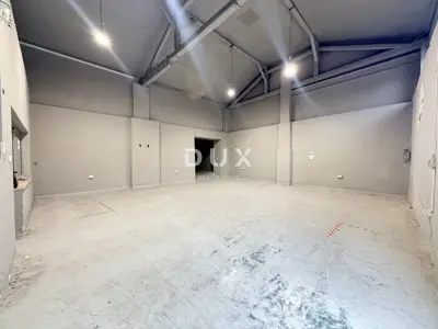 RIJEKA, CENTAR – poslovni prostor 174m², skladište u prizemlju i parki - 9