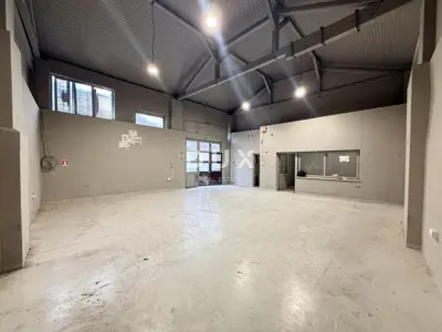 RIJEKA, CENTAR – poslovni prostor 174m², skladište u prizemlju i parki
