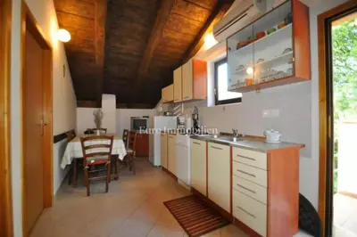 Haus 130 m², Vrbnik - ruhige Lage inmitten von Grün - 8