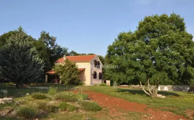 Haus 130 m², Vrbnik - ruhige Lage inmitten von Grün