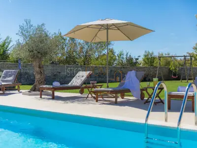 Vila 226 m², Čabrunići - bazen i okućnica 1.527 m² - 11