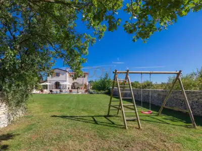 Vila 226 m², Čabrunići - bazen i okućnica 1.527 m² - 10