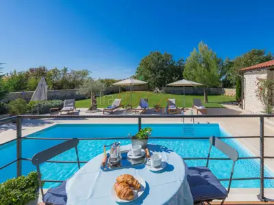 Vila 226 m², Čabrunići - bazen i okućnica 1.527 m² - 6