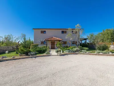 Vila 226 m², Čabrunići - bazen i okućnica 1.527 m² - 13