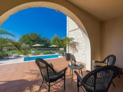 Vila 226 m², Čabrunići - bazen i okućnica 1.527 m² - 7