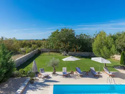Vila 226 m², Čabrunići - bazen i okućnica 1.527 m² - 9