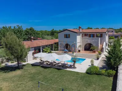 Vila 226 m², Čabrunići - bazen i okućnica 1.527 m²
