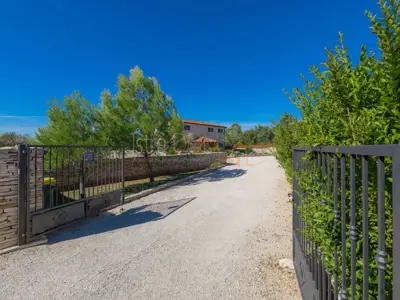 Vila 226 m², Čabrunići - bazen i okućnica 1.527 m² - 14