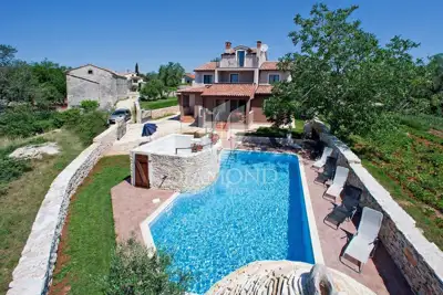 Kuća 245 m², Svetvinčenat - bazen i mirna lokacija