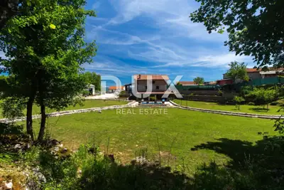 Estate 564 m², Veprinac - three houses and a pool
