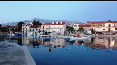 Wohnung 81m², Sućuraj, Hvar – Keller 33m², 1. Reihe am Meer