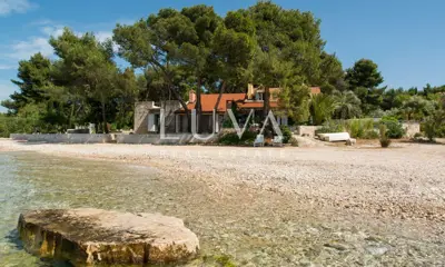 Kuća 180 m², Supetar - prvi red do mora
