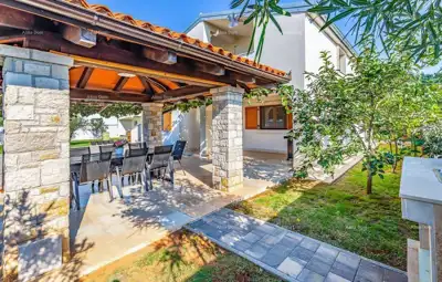 Kuća 200 m², Medulin - mirna lokacija i okućnica 1.000 m²