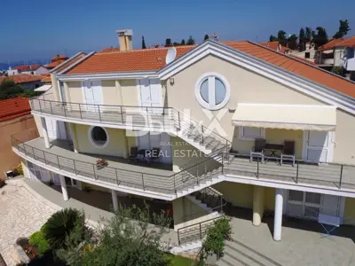 ZADAR, BRODARICA - Villa mit 6 Wohnungen und Geschäftsraum - 2