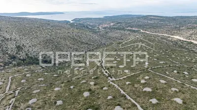 Poljoprivredno zemljište 25.928 m², Bobovišća na Braču