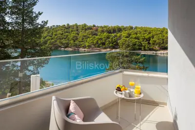 Vila 244 m², Splitska na Braču, prvi red do mora - 11