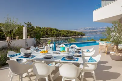 Vila 244 m², Splitska na Braču, prvi red do mora - 4