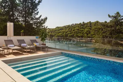 Vila 244 m², Splitska na Braču, prvi red do mora - 7