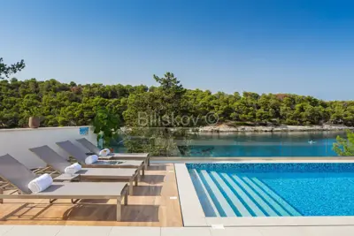 Vila 244 m², Splitska na Braču, prvi red do mora - 8
