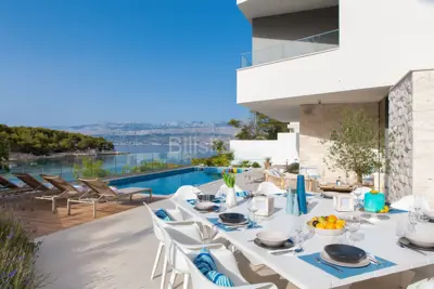 Vila 244 m², Splitska na Braču, prvi red do mora