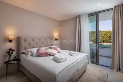 Vila 244 m², Splitska na Braču, prvi red do mora - 21