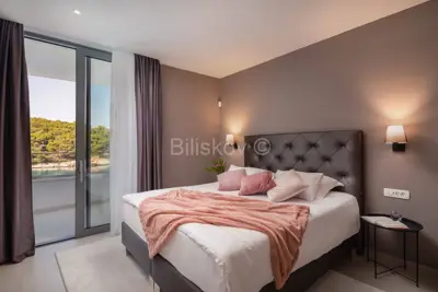 Vila 244 m², Splitska na Braču, prvi red do mora - 22