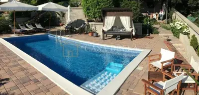 Kuća u Kostreni, bazen i pogled na Kvarner