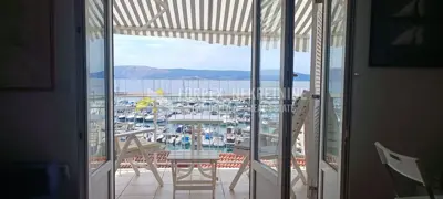 Novi vinodolski-stan u centru grada sa pogledom na marinu