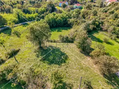 Zemljište 5 879 m², Kršan - građevinski dio i privatnost