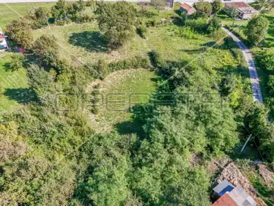 Zemljište 5 879 m², Kršan - građevinski dio i privatnost - 2