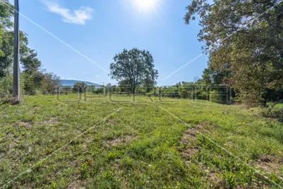 Zemljište 5 879 m², Kršan - građevinski dio i privatnost - 5