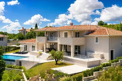 Poreč, luksuzna impozantna vila s bazenom i pogledom na istarski krajo