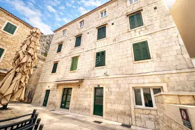 Kamena kuća 90 m², centar Omiša - za renovaciju - 2