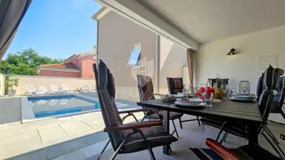 Umag okolica, predivna samostojeća kuća 260 m² sa bazenom - 8