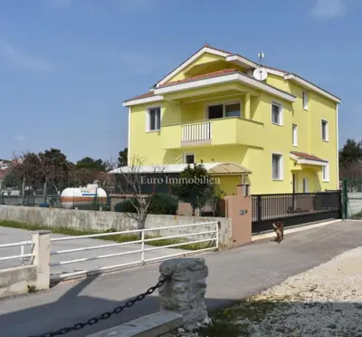 Kuća u Vrsi, 495 m², 150 m od mora i pogled na more