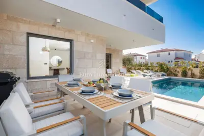 Kuća 109 m², Malinska - bazen i dvije terase - 19