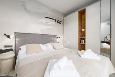Kuća 109 m², Malinska - bazen i dvije terase - 11