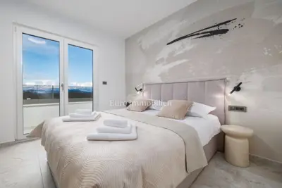 Kuća 109 m², Malinska - bazen i dvije terase - 10