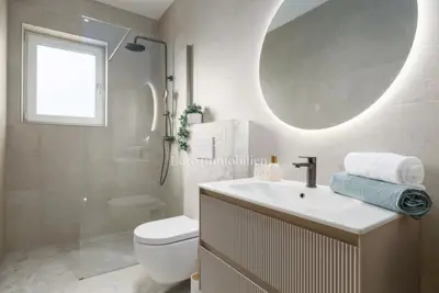Kuća 109 m², Malinska - bazen i dvije terase - 18