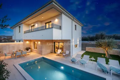 Kuća 109 m², Malinska - bazen i dvije terase