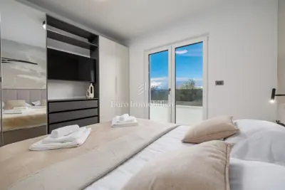 Kuća 109 m², Malinska - bazen i dvije terase - 9