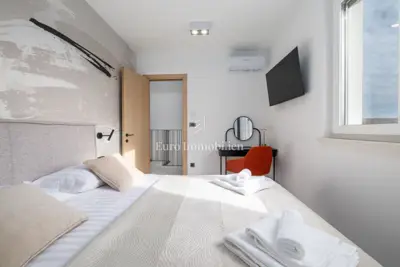 Kuća 109 m², Malinska - bazen i dvije terase - 12