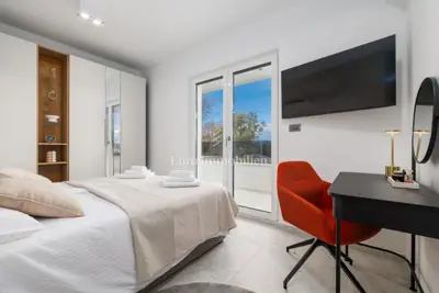 Kuća 109 m², Malinska - bazen i dvije terase - 14