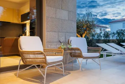 Kuća 109 m², Malinska - bazen i dvije terase - 20