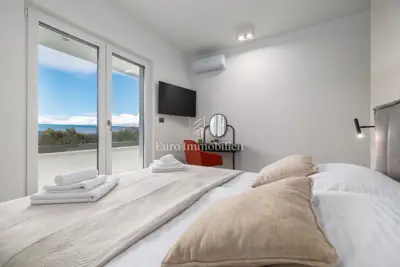 Kuća 109 m², Malinska - bazen i dvije terase - 15