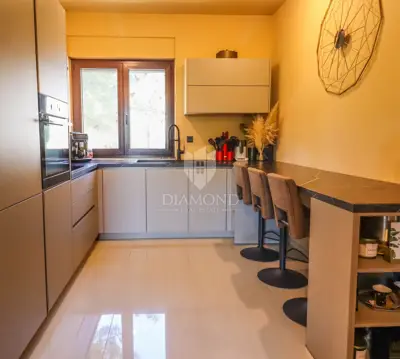 Stan u Premanturi, bazen i garaža